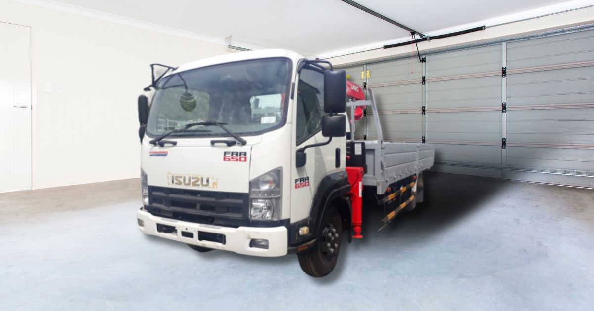 Xe tải Isuzu thùng lửng gắn cẩu 5 tấn FRR90NE4