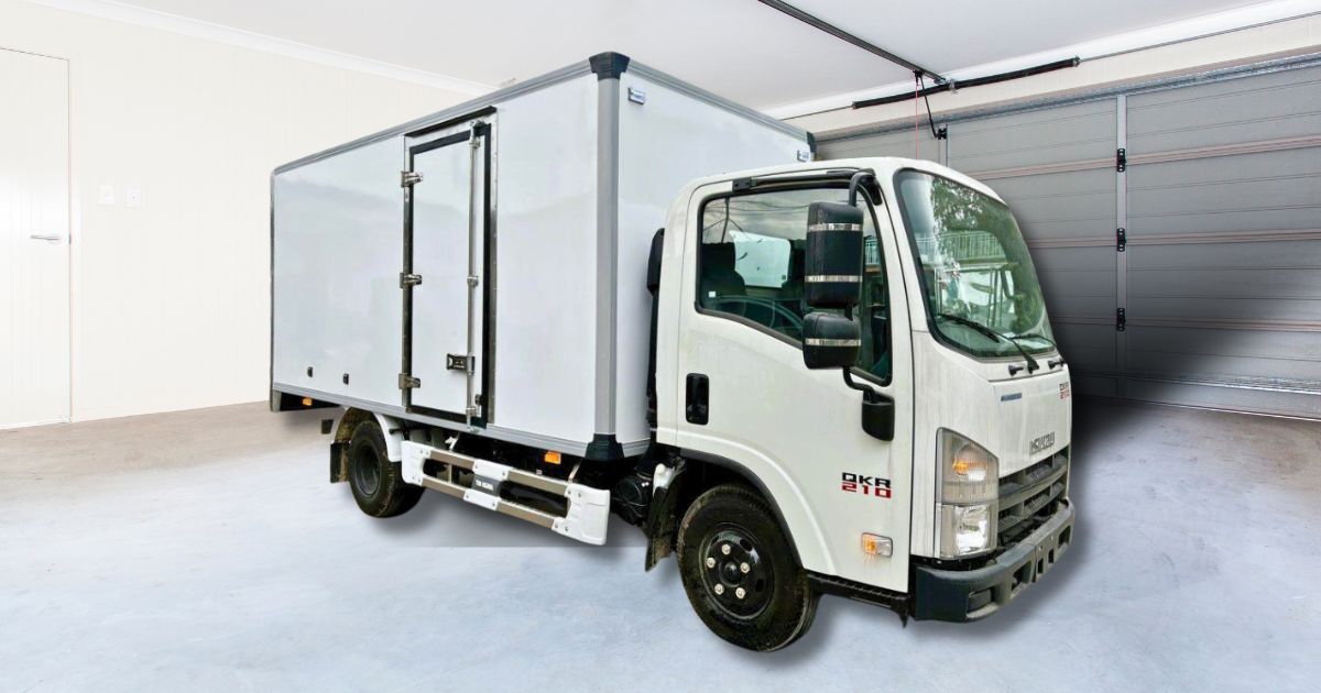 Xe tải Isuzu 1.9 tấn thùng kín bảo ôn QMR77HE4A