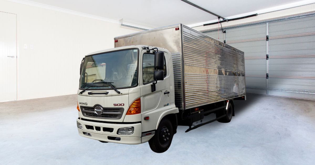 Xe tải chở hàng Hino FC9JNTA 5 tấn thùng kín